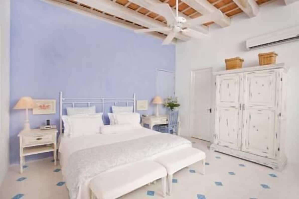 Premium bedding, down comforters, minibar, in-room safe