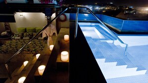 A rooftop pool area with a staircase leading down to a lounge area. - Casa Quero Hotel Boutique (Cartagena)