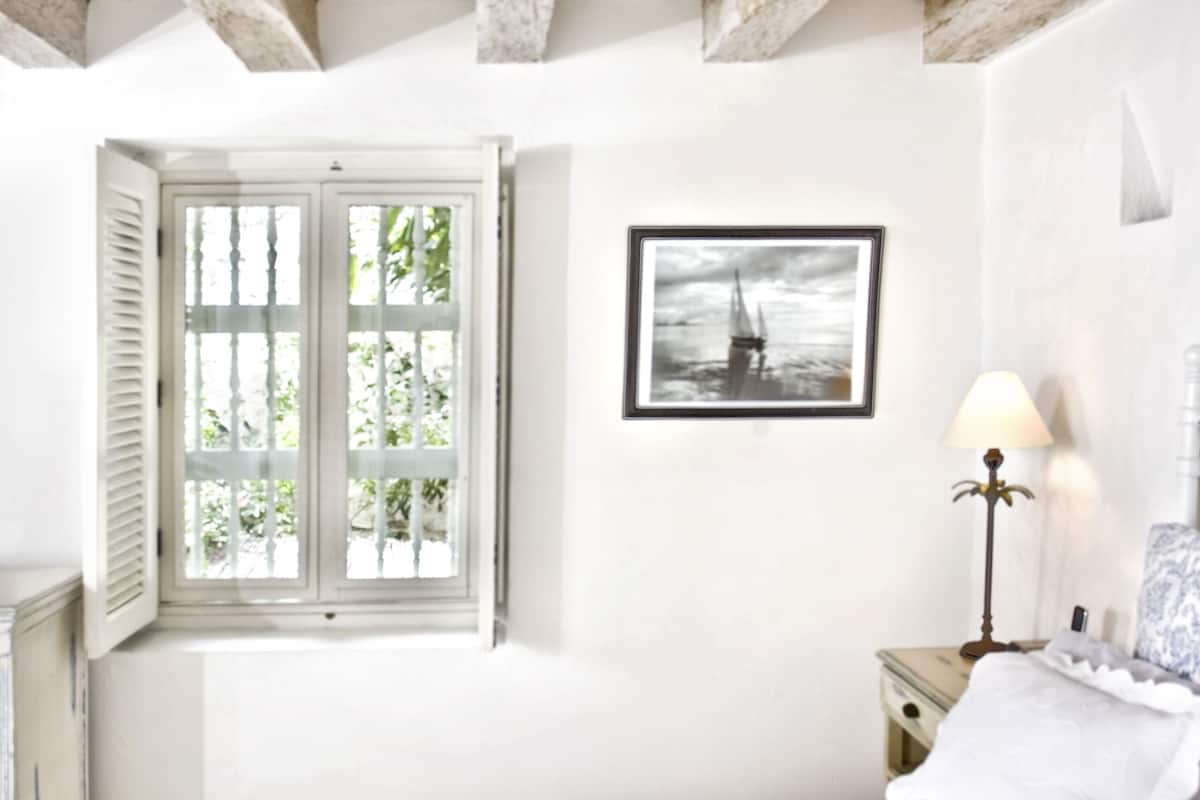 junior suite | 1 bedroom, premium bedding, down duvets, minibar
