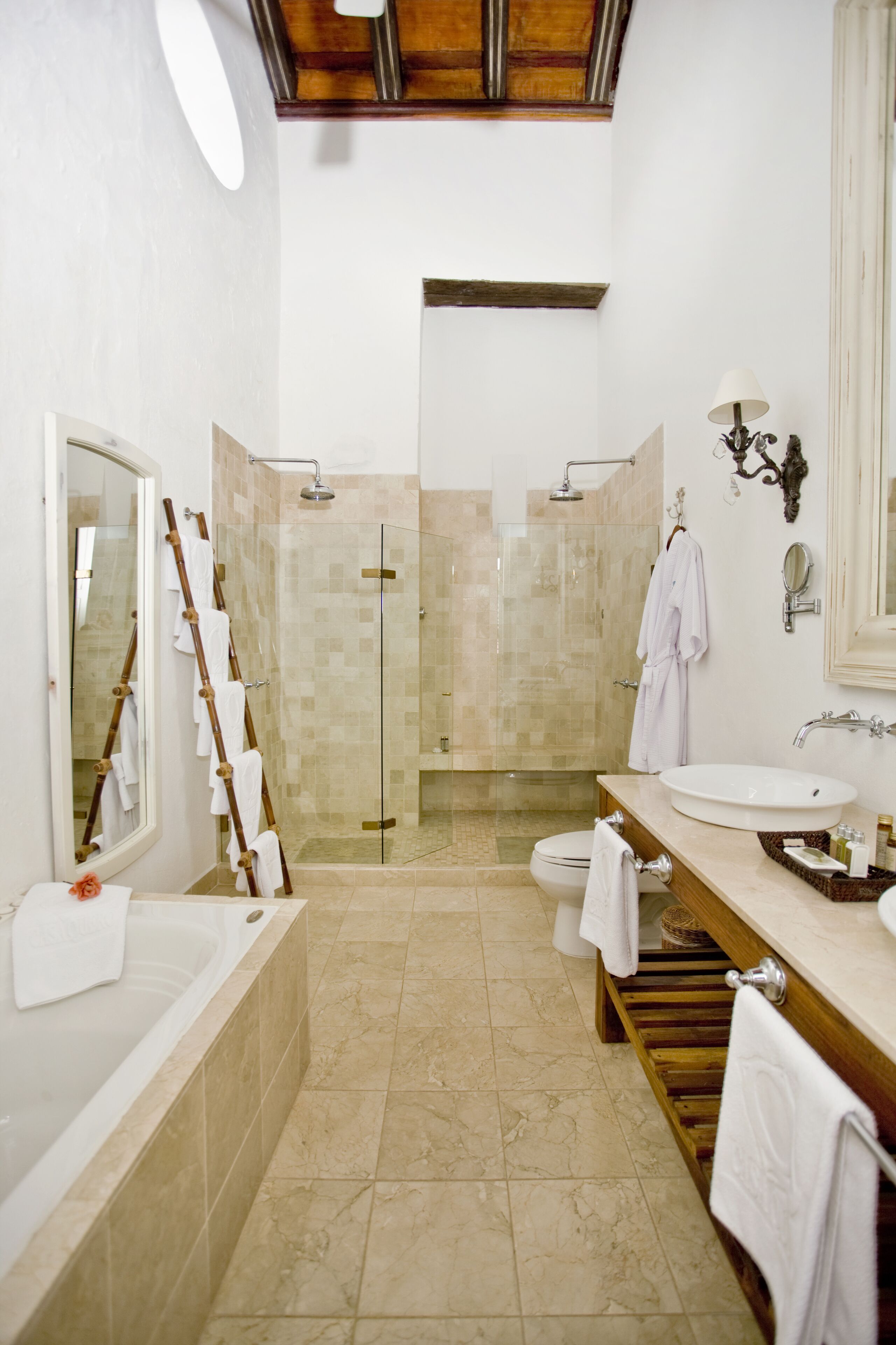 grand suite, 1 king bed, city view | bathroom | shower, rainfall showerhead, hair dryer, towels