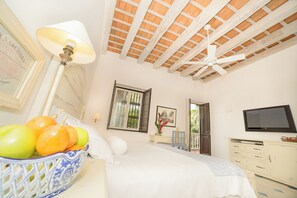 ห้องดีลักซ์ | เครื่องนอนระดับพรีเมียม, ผ้านวมขนเป็ด, มินิบาร์, ตู้นิรภัยในห้องพัก