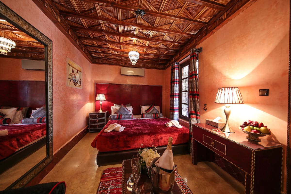 Luxe beddengoed, een kluis op de kamer, individueel gedecoreerd