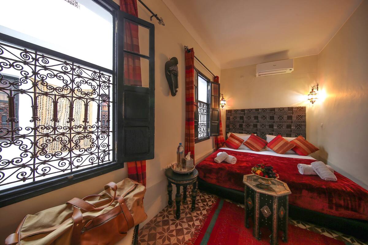 Kamar Single | Seprai premium, brankas, Wi-Fi gratis, dan didekorasi berbeda-beda