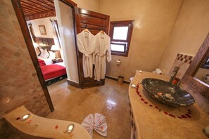 Dusche, kostenlose Toilettenartikel, Haartrockner, Bademäntel