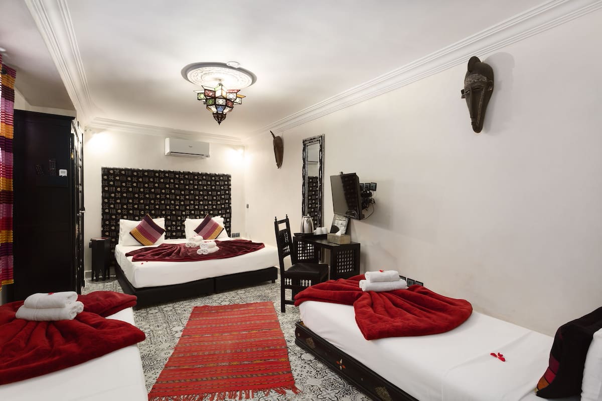 Standaard vierpersoonskamer | Luxe beddengoed, een kluis op de kamer, individueel gedecoreerd