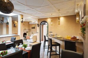 供应早餐、午餐和晚餐，国际美食