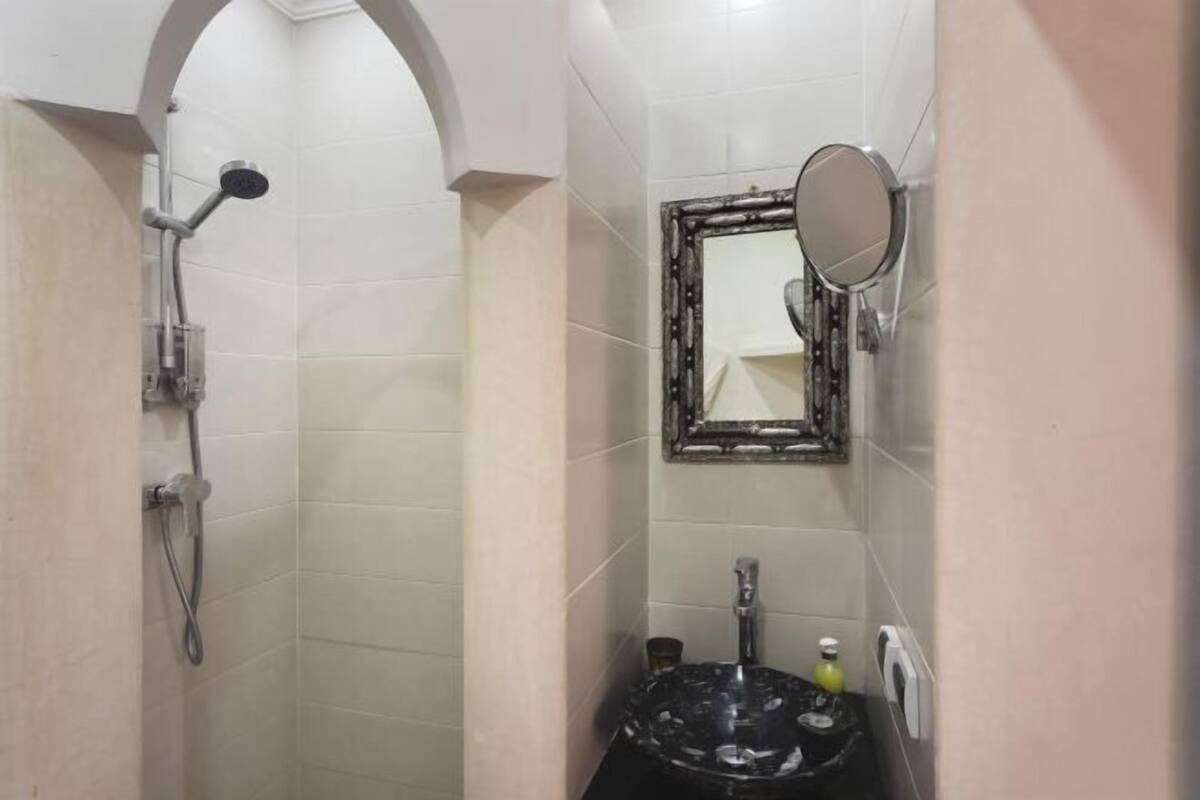 Kamar mandi | Shower, perlengkapan mandi gratis, pengering rambut, dan jubah mandi