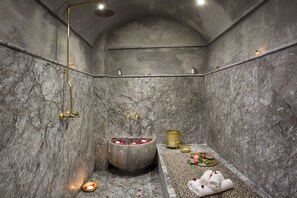 Klassische Massagen, Maniküre und Pediküre