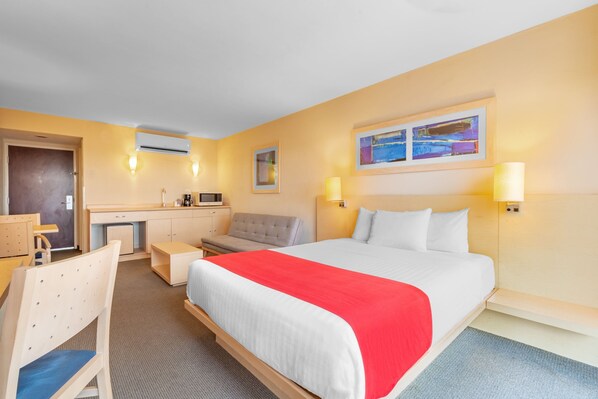 جناح - سرير كبير مع أريكة سرير | ألحفة محشوة بالريش ومكتب ومساحة عمل للكمبيوتر المحمول وستائر تعتيم