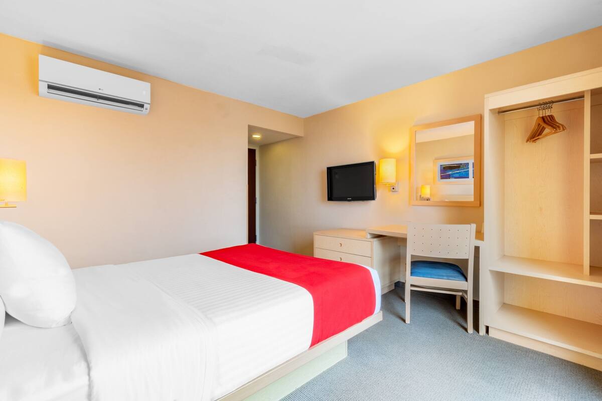 Rom, 1 queensize-seng | Dundyner, skrivebord, skrivebord for bærbar PC og blendingsgardiner