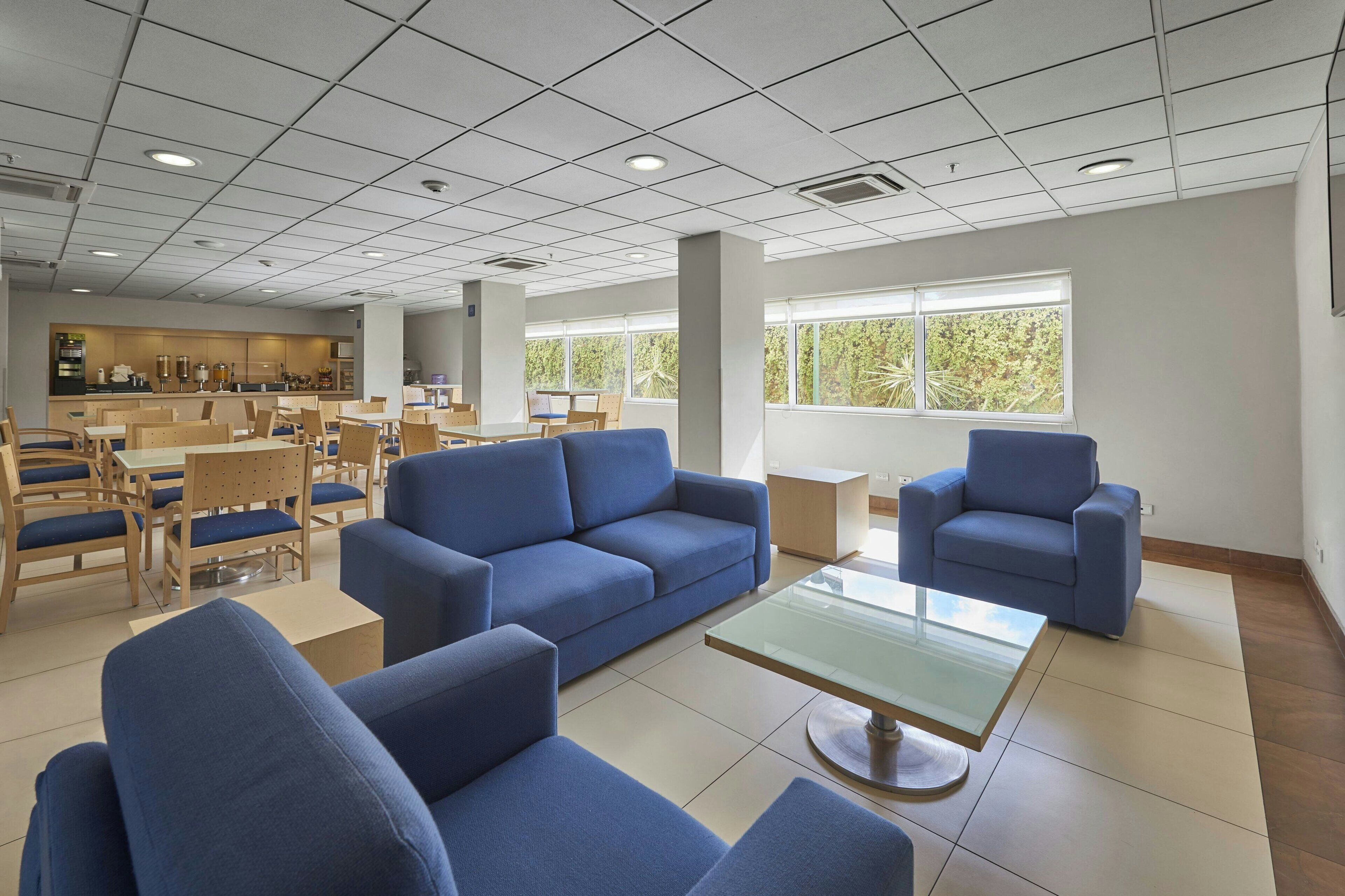 Televisión de pantalla plana de 32 pulgadas con canales por cable 