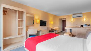 Suite, 1 Queen Bed with Sofa bed | Down comforters, desk, laptop workspace, blackout drapes