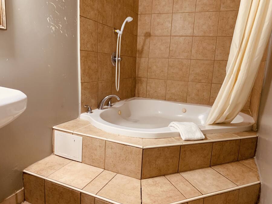 Jacuzzi King Smoking | Jetted bathtub