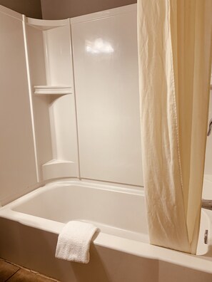Baignoire, articles de toilette gratuits, serviettes fournies