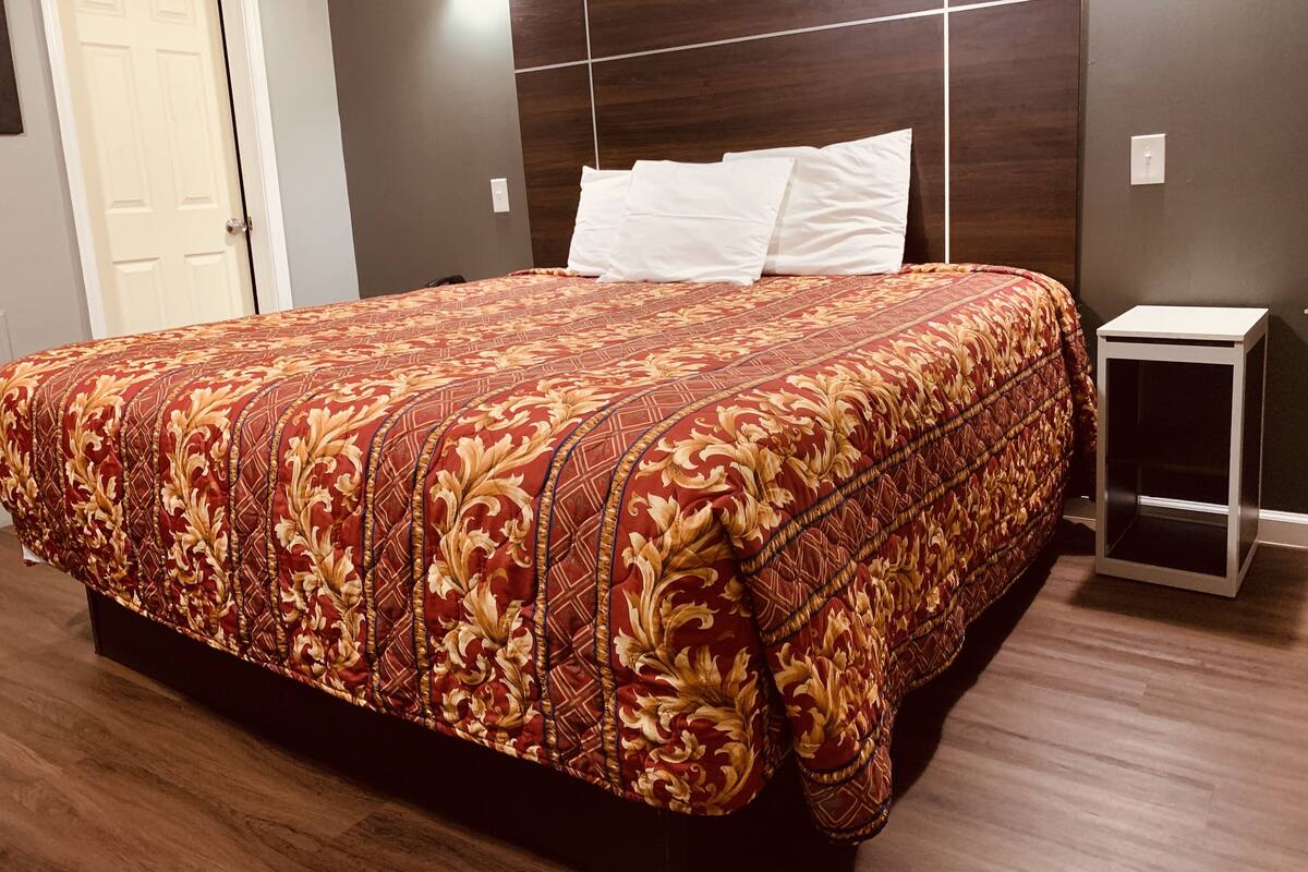 Room, 1 King Bed, Smoking