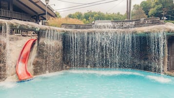 2 piscine all'aperto, lettini