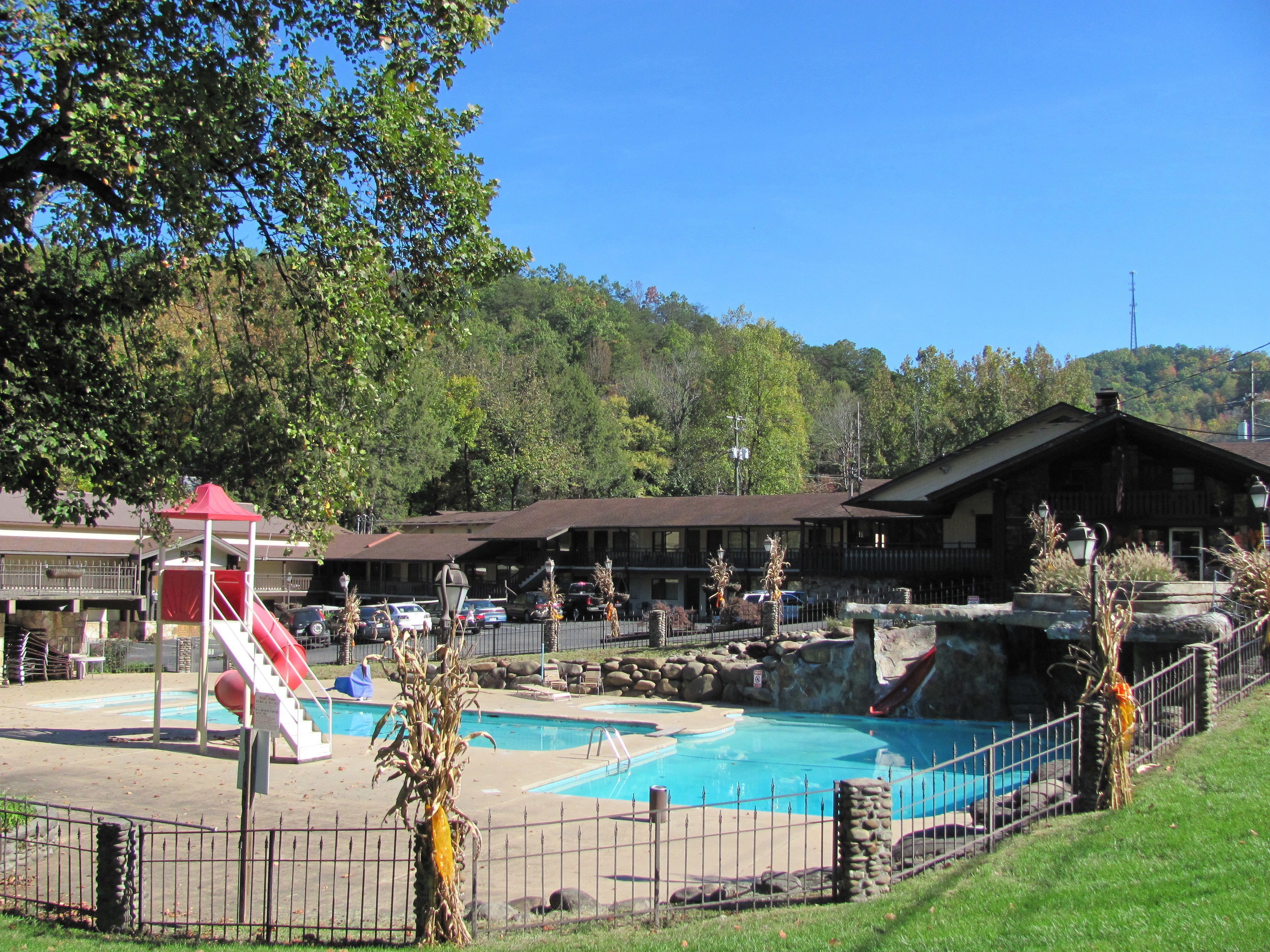 2 outdoor pools, pool loungers