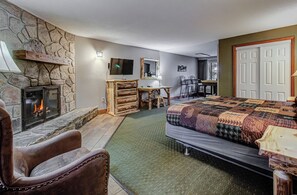 Honeymoon Suite | Premium bedding, pillowtop beds, in-room safe, desk - Brookside Lodge (Gatlinburg)