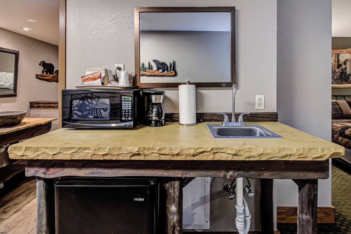 honeymoon suite | 1 bedroom, premium bedding, pillow-top beds, in-room safe