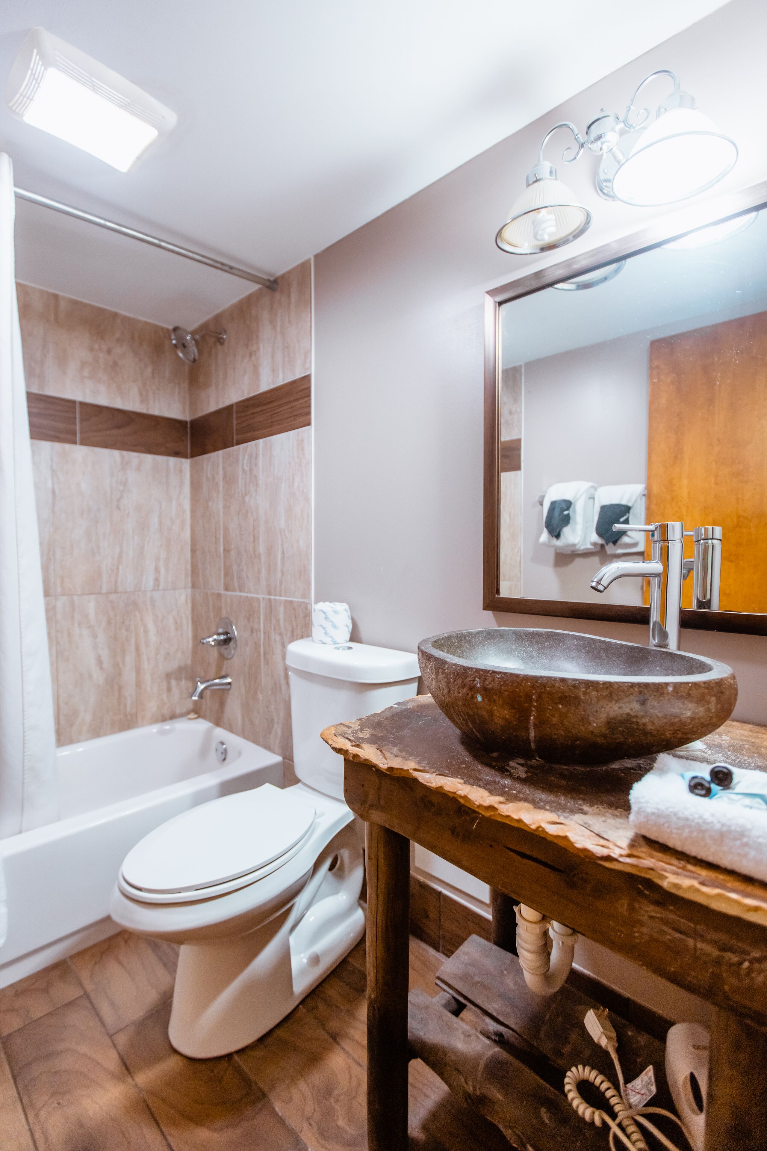 riverside deluxe 2-queen beds with fireplace | bathroom | combined shower/bathtub, free toiletries, hair dryer, towels