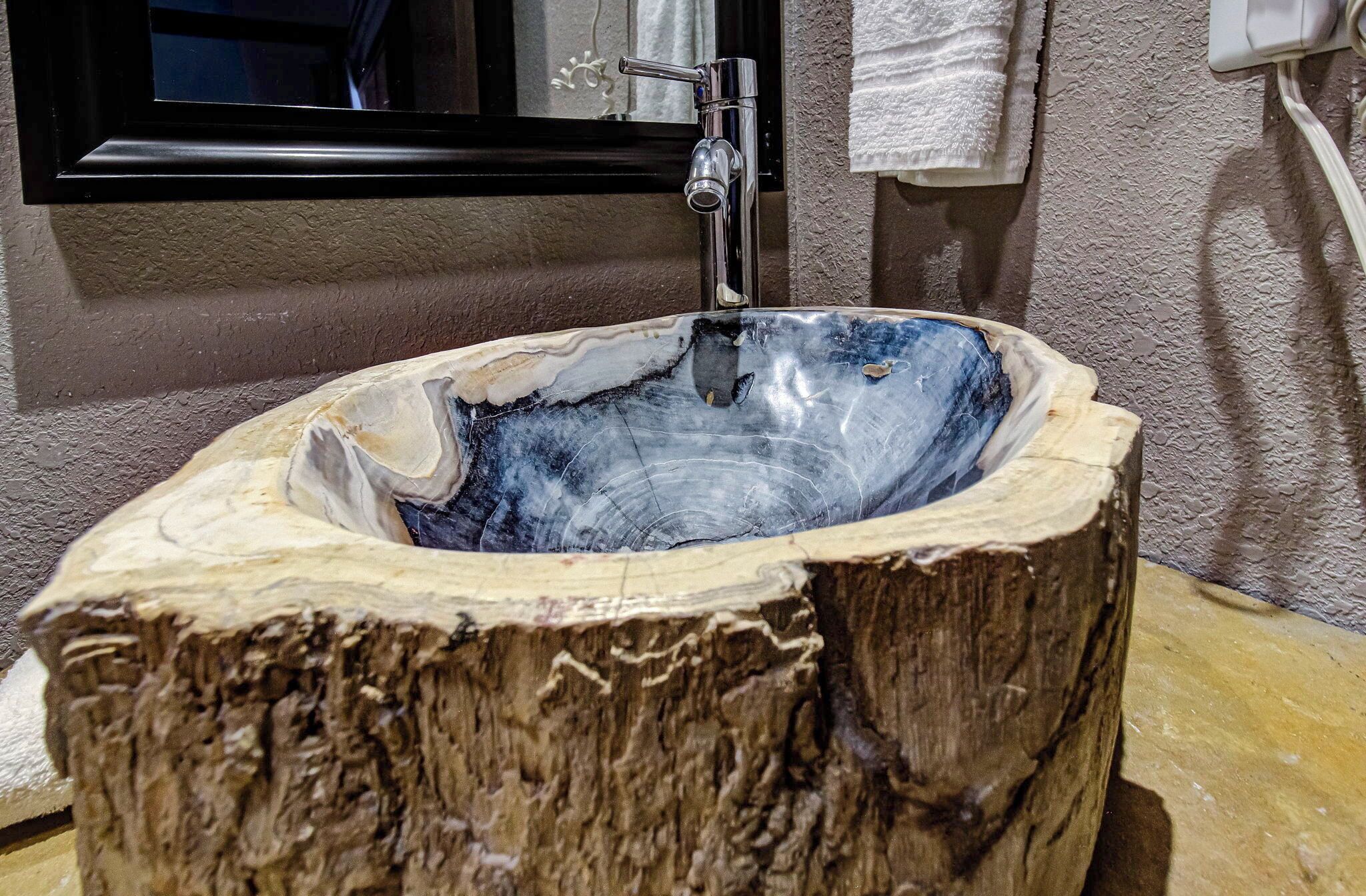 riverside deluxe king | bathroom | combined shower/bathtub, free toiletries, hair dryer, towels