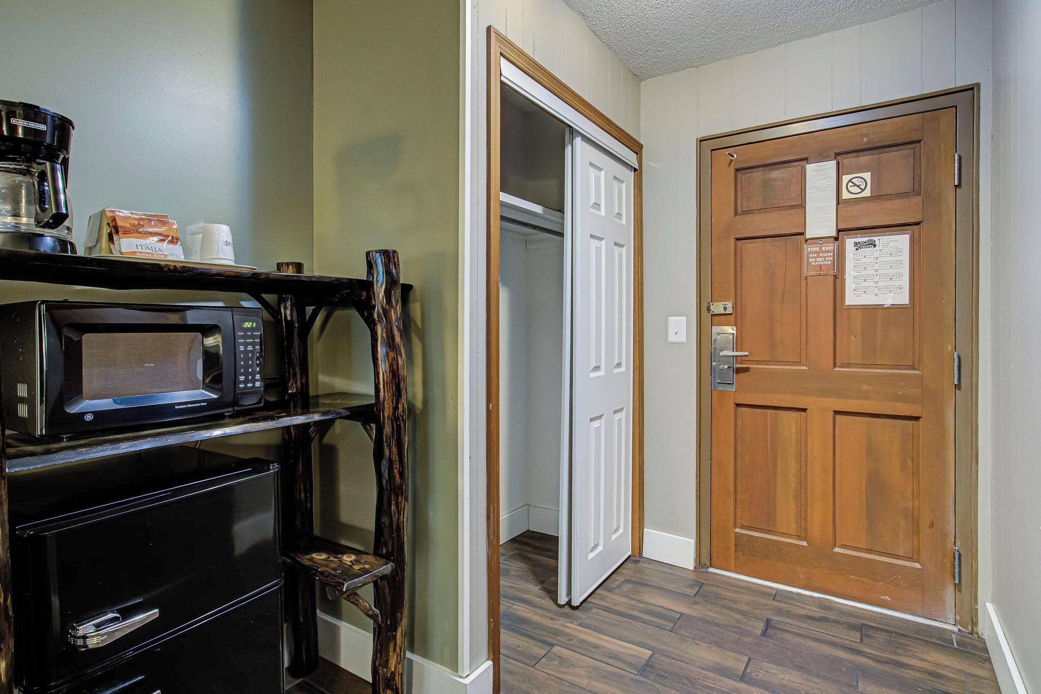 riverside deluxe king with fireplace. | 1 bedroom, premium bedding, pillow-top beds, in-room safe