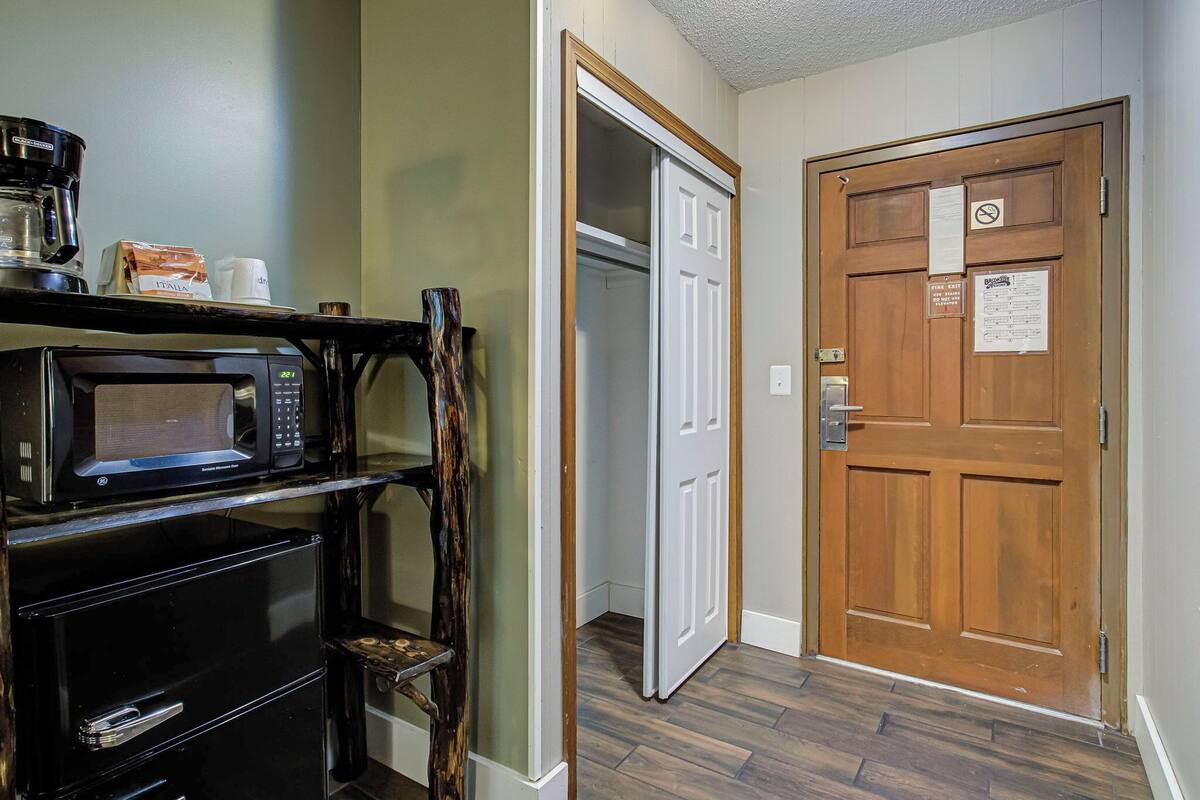 riverside deluxe king with fireplace. | 1 bedroom, premium bedding, pillow-top beds, in-room safe