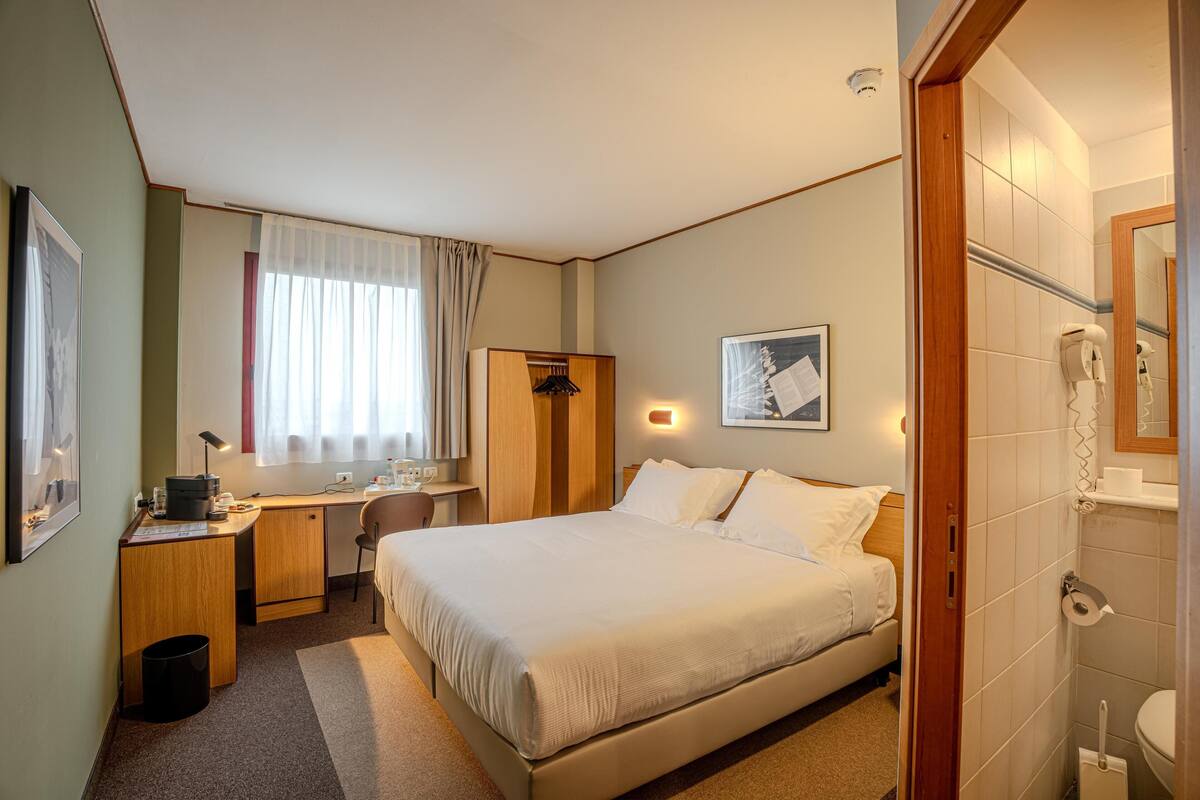 Superior Room, 1 King Bed | Hypo-allergenic bedding available, down comforters, desk