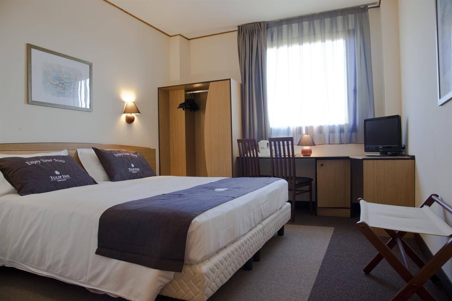 standard room, 1 king bed | hypo-allergenic bedding, down duvets, desk, laptop workspace