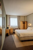 Superior Room, 1 King Bed | Hypo-allergenic bedding, down comforters, desk, laptop workspace