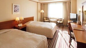 A hotel room with two beds, a desk with a TV, a small table with two chairs, and a window with curtains. - Hotel Crown Palais Kokura (Kitakyushu)