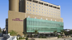 A hotel with a modern design, featuring a prominent cylindrical structure and a large glass facade. - Hotel Crown Palais Kokura (Kitakyushu)