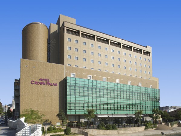 A hotel with a modern design, featuring a prominent cylindrical structure and a large glass facade. - Hotel Crown Palais Kokura (Kitakyushu)