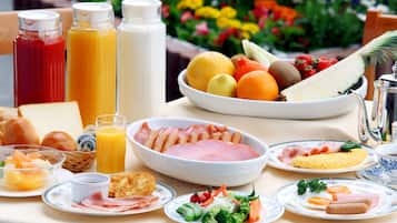 Daily buffet breakfast (JPY 2000 per person)