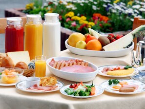 A breakfast table with various food items and drinks. - Hotel Crown Palais Kokura (Kitakyushu)