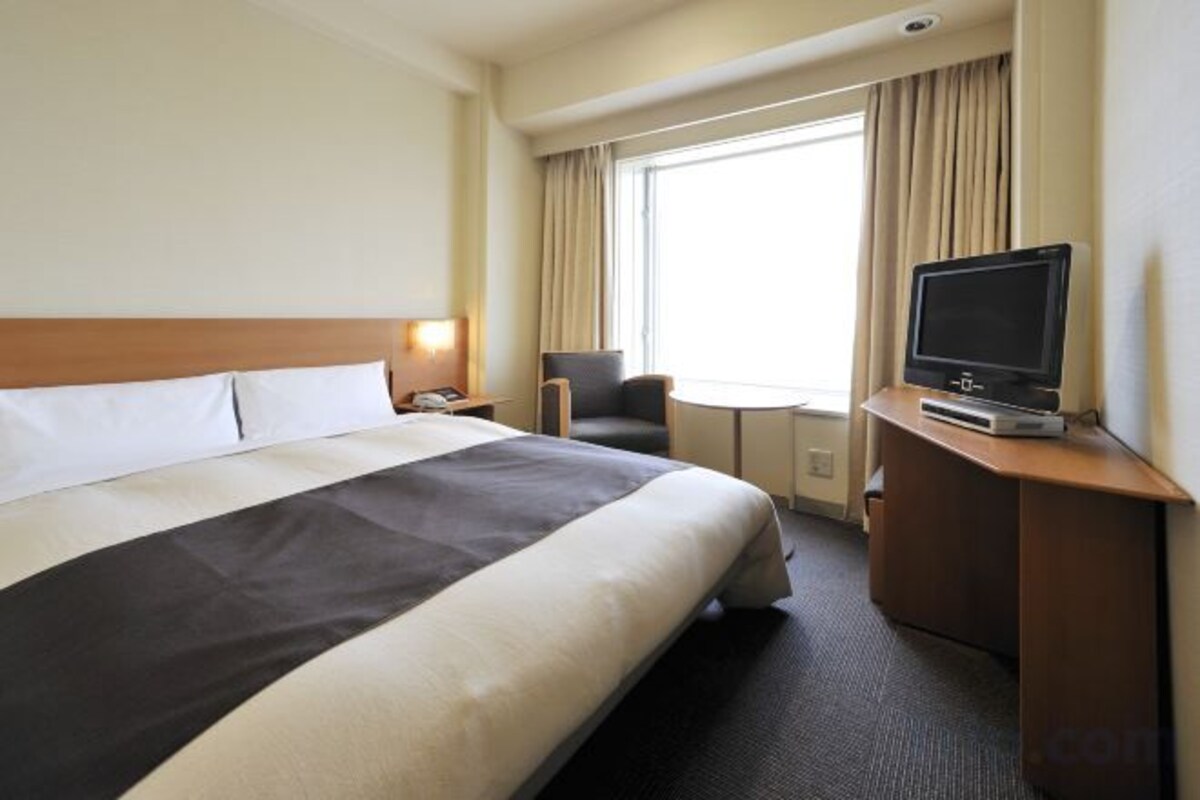 Desk, soundproofing, free WiFi, bed sheets