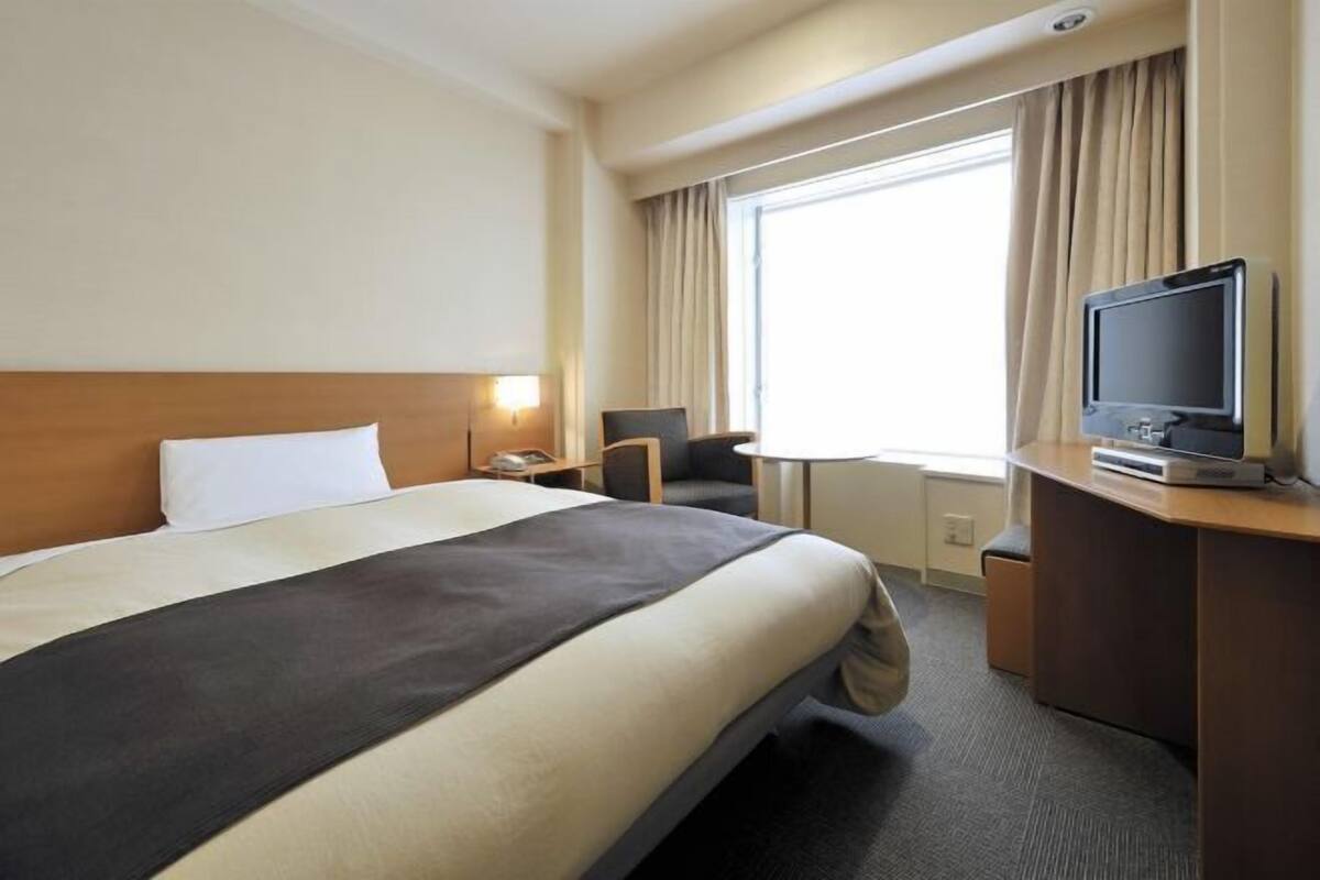 Desk, soundproofing, WiFi (free), bed sheets