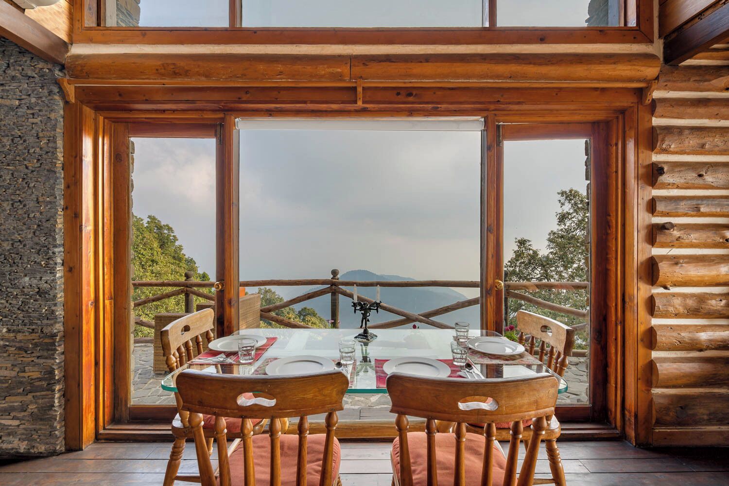 breakfast, lunch and dinner served