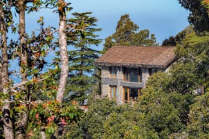 "Deluxe Villa - Bothwell Bank Cottage | Premium bedding, down comforters, Select Comfort beds, in-room safe