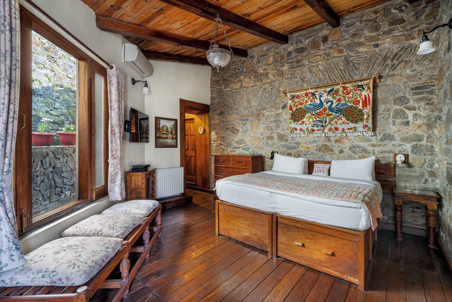 premium villa | premium bedding, down duvets, select comfort beds, in-room safe