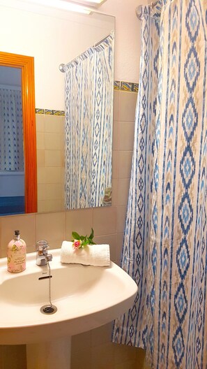 Combined shower/tub, deep soaking tub, free toiletries, hair dryer - Hostal Ca'n Tiu (Alaro)