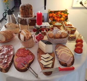 Breakfast buffet - Hostal Ca'n Tiu (Alaro)