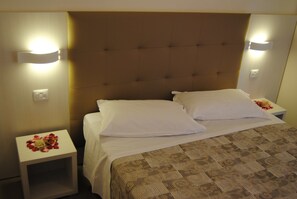 ตู้นิรภัยในห้องพัก, โต๊ะทำงาน, เปล/เตียงเด็กอ่อน, เตียงเสริม/เปล