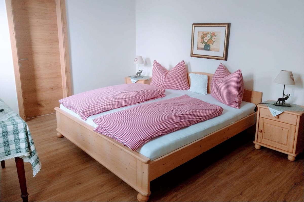 1 habitación, cubrecamas, colchones Select Comfort y cortinas blackout