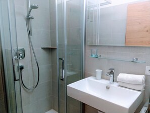 Double Room | Bathroom | Shower, towels - Haus Auer Irene (Valdaora)