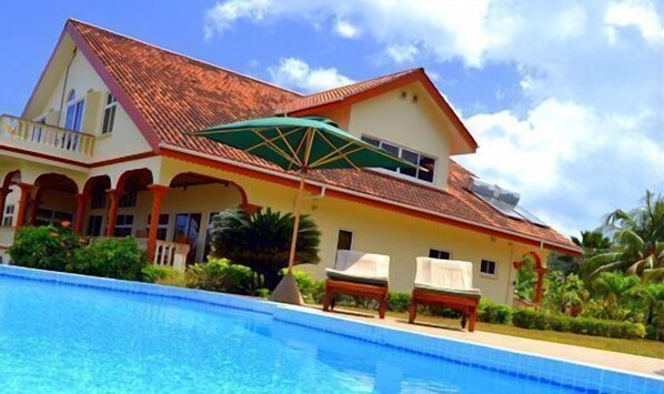 Outdoor pool, pool umbrellas, sun loungers - Bay View Villa (Mahé Island)