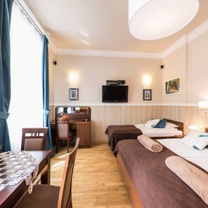 Pillow-top beds, in-room safe, individually decorated - Kajzer Hostel (Kraków)