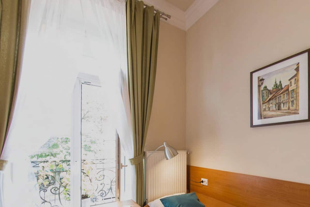 Single Room | Pillowtop beds, in-room safe, individually decorated