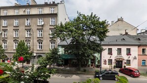 Une vue de rue d’un immeuble doté de nombreuses fenêtres et d’un balcon.