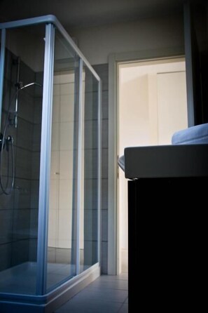 Appartamento, 2 camere da letto | Bagno | Doccia, set di cortesia gratuito, asciugacapelli, bidet